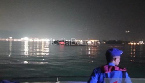 Pasca kebakaran, KMP Batu Mandi terbalik di perairan Merak. Foto Antara