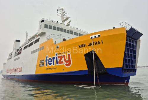 KMP Jatra I milik PT ASDP Indonesia Ferry. Foto Daeng Yusvin