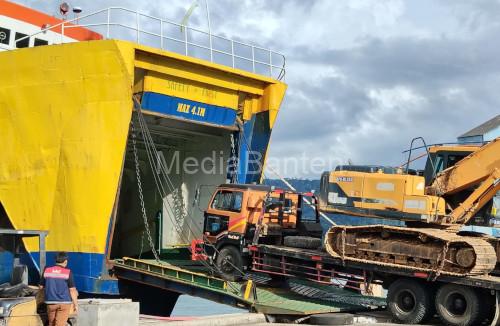 KMP Jatra II Milik ASDP Indonesia Ferry mengankut bantuan dan alat berat untuk Sumatera Utara. Foto Daeng Yusvin