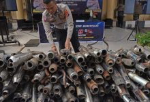 Dirlantas Polda Banten merazia knalpot yang tidak sesuai aturan. foto: Antara