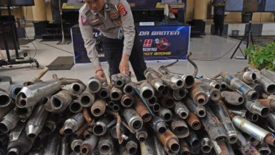 Dirlantas Polda Banten merazia knalpot yang tidak sesuai aturan. foto: Antara