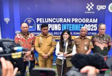 Menteri Komdigi, Metya Hafid dalam peluncuran Kampung Internet. foto: Antara