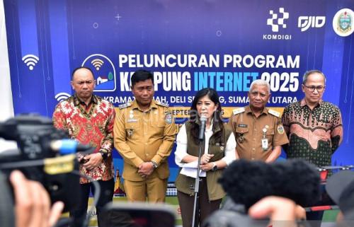 Menteri Komdigi, Metya Hafid dalam peluncuran Kampung Internet. foto: Antara
