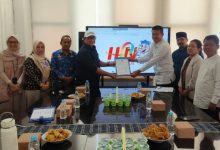 Plt Kadiskominfo Provinsi Banten, Arif Agus Rakhman menyerahkan surat dukungan penuh penyelenggaran Hari Pers Nasional di Banten. Foto: Daeng Yusvin