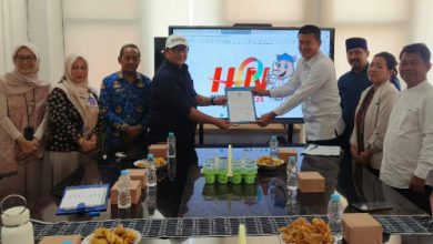 Plt Kadiskominfo Provinsi Banten, Arif Agus Rakhman menyerahkan surat dukungan penuh penyelenggaran Hari Pers Nasional di Banten. Foto: Daeng Yusvin