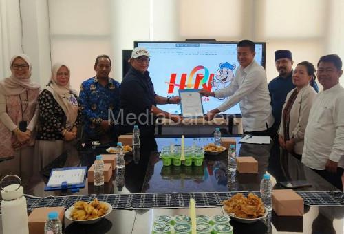 Plt Kadiskominfo Provinsi Banten, Arif Agus Rakhman menyerahkan surat dukungan penuh penyelenggaran Hari Pers Nasional di Banten. Foto: Daeng Yusvin