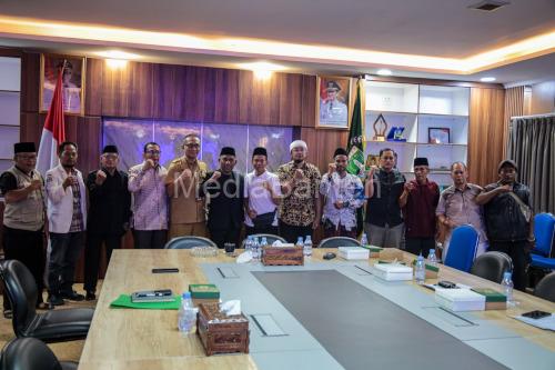 Komisi V DPRD Banten bersama warga di sekitar SMAN 9 Kota Serang. Foto DPRD Banten