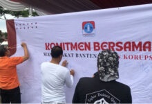 Tanda Tangan Komitmen Bersama Anti Korupsi di Alun-alun Barat Kota Serang. Foto: Biro Adpim Banten