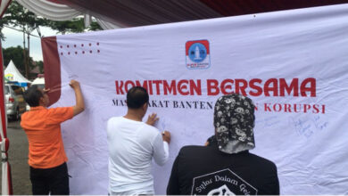 Tanda Tangan Komitmen Bersama Anti Korupsi di Alun-alun Barat Kota Serang. Foto: Biro Adpim Banten