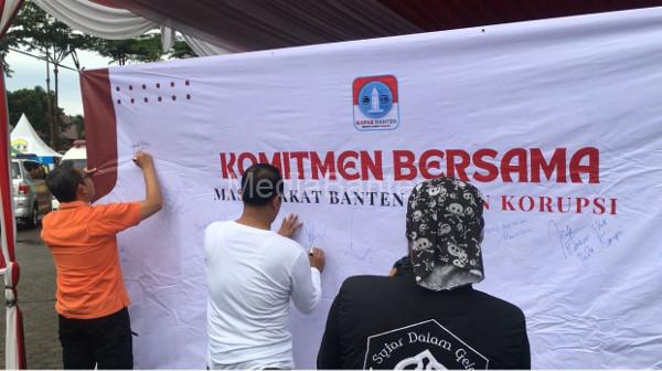 Tanda Tangan Komitmen Bersama Anti Korupsi di Alun-alun Barat Kota Serang. Foto: Biro Adpim Banten