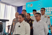 Komjen Pol Suyudi Ario Seto, Kepala BNN meninjau tanah hibah dari KH Embay Mulya Syarif untu Balai Rehablitasi Korban Narkoba. foto: Eko Supriatno