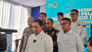 Komjen Pol Suyudi Ario Seto, Kepala BNN meninjau tanah hibah dari KH Embay Mulya Syarif untu Balai Rehablitasi Korban Narkoba. foto: Eko Supriatno