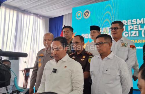 Komjen Pol Suyudi Ario Seto, Kepala BNN meninjau tanah hibah dari KH Embay Mulya Syarif untu Balai Rehablitasi Korban Narkoba. foto: Eko Supriatno