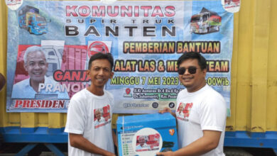 Komunitas Sopir Truk memberikan bantuan di Tangerang. Foto: Istimewa