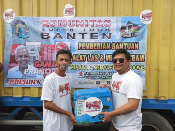 Komunitas Sopir Truk memberikan bantuan di Tangerang. Foto: Istimewa