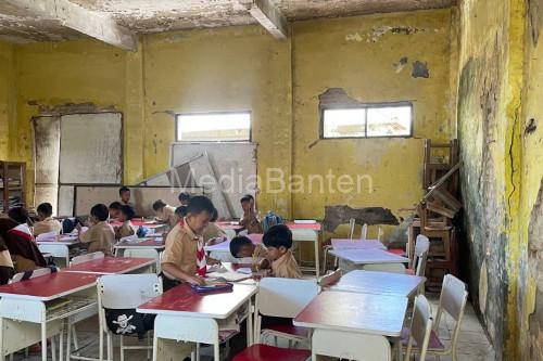 Kondisi ruang kelas di SDN Palamakan 01, Kecamatan Badung, Kabupaten Serang. Foto: Antara