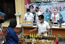 Polisi bongkar pengemasan ulang minyak goreng curah menjadi kemasan sederhana dan premium.