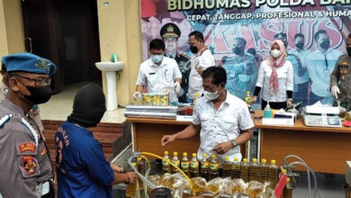 Polisi bongkar pengemasan ulang minyak goreng curah menjadi kemasan sederhana dan premium.