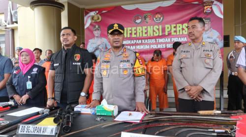 Kapolres Serang, AKBP Condro Sasongko memberikan keterangan pers. Foto: Yono