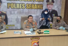 Kapolres Serang, AKBP Yudha Satria resmi menetapkan tersangka perakit mobil Odong-odong. Foto: Yono