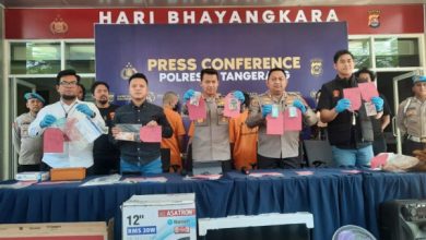 Konferensi Pers Pembobol Kartu ATM Modus Ganjal Kartu. Foto: LKBN Antara