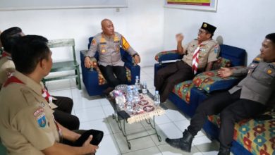 Kapolre Serang, AKBP Condro Sasongko berbincang dengan Danramil Kopo. Foto: Yono