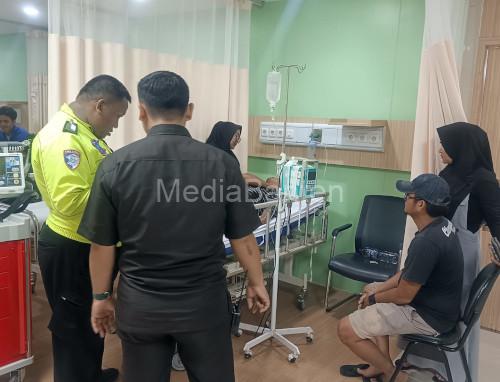 Korban yang kecelakaan lalulintas di Jalan Serang - Jakarta dirawat di rumah sakit. Foto: Yono