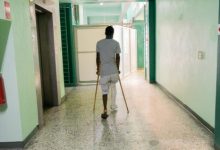 Korban kecelakaan yang kesulitan pengobatan karena hancurkannya layanan kesehatan akibat konflik Haiti. Foto: MSF