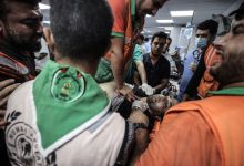 Korban ledakan di Gaza yang dibawa ke rumah sakit. Foto: Ali Jadallah/Anadolu via AFP