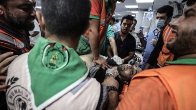 Korban ledakan di Gaza yang dibawa ke rumah sakit. Foto: Ali Jadallah/Anadolu via AFP