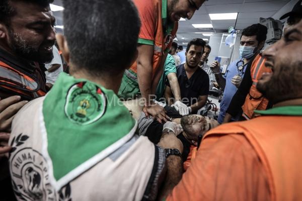 Korban ledakan di Gaza yang dibawa ke rumah sakit. Foto: Ali Jadallah/Anadolu via AFP
