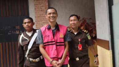 Penahanan tersangka penerima suap proyek Breakwater oleh Kejati Banten. Foto: Penkum Kejati Banten