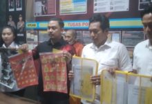 Jajaran Satreskrim Polres Serang memperlihatkan label hibah sapi dan barang bukti lainnya. Foto: Yono