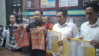 Jajaran Satreskrim Polres Serang memperlihatkan label hibah sapi dan barang bukti lainnya. Foto: Yono