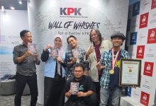 Para penuis Cerpen Anti Korupsi yang meraih rekor MURI. Foto Biro Adpim Banten