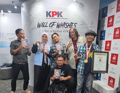 Para penuis Cerpen Anti Korupsi yang meraih rekor MURI. Foto Biro Adpim Banten