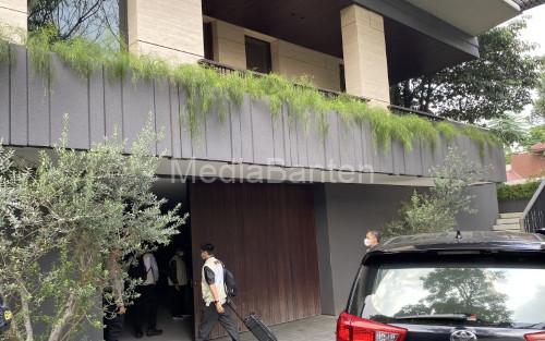Penggeledahan di rumah mantan Wamen Imipas, tersangka pemerasan izin WNA. Foto Antara