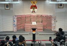 Uang yang dipamerkan KPK dalam kasus PT Taspen. Foto Antara