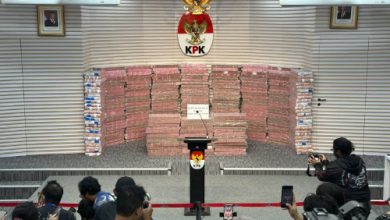 Uang yang dipamerkan KPK dalam kasus PT Taspen. Foto Antara