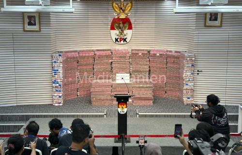 Uang yang dipamerkan KPK dalam kasus PT Taspen. Foto Antara