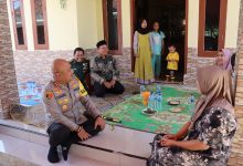 Kapolres Serang, AKBP Candra Sasongko takzih ke rumah duka petugas Pemilu. Foto: Yono