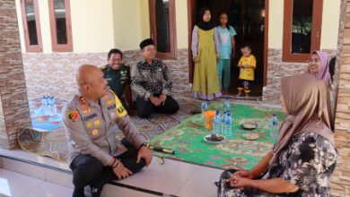 Kapolres Serang, AKBP Candra Sasongko takzih ke rumah duka petugas Pemilu. Foto: Yono