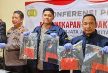KSKP Bakauheni dalam jumpa pers soal penyendulan senjata api ilegal. Foto Daeng Yusvin