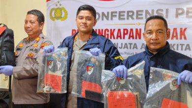 KSKP Bakauheni dalam jumpa pers soal penyendulan senjata api ilegal. Foto Daeng Yusvin