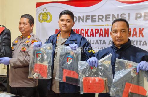 KSKP Bakauheni dalam jumpa pers soal penyendulan senjata api ilegal. Foto Daeng Yusvin
