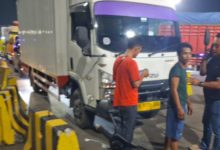 Truk Box diamankan di Dermaga 7 Pelabuhan Merak. Foto Daeng Yusvin