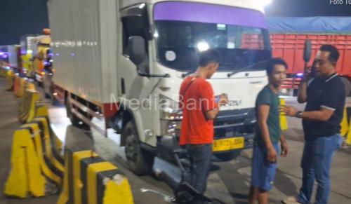 Truk Box diamankan di Dermaga 7 Pelabuhan Merak. Foto Daeng Yusvin