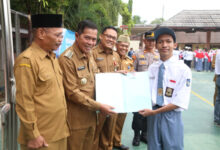 Walikota Serang, Syafrudin serahkan KTP Pemula di SMAN 5 Kota Serang. Foto: Aden Hasanudin