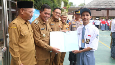 Walikota Serang, Syafrudin serahkan KTP Pemula di SMAN 5 Kota Serang. Foto: Aden Hasanudin