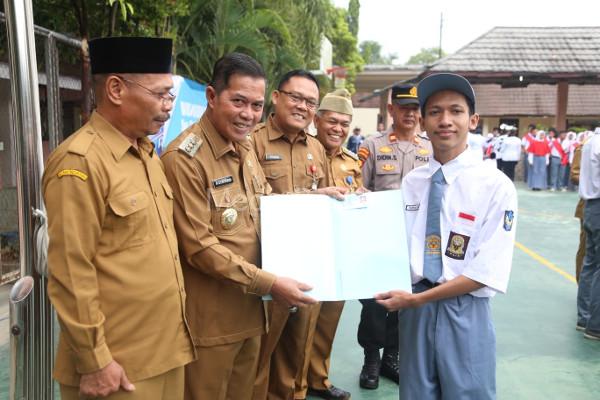 Walikota Serang, Syafrudin serahkan KTP Pemula di SMAN 5 Kota Serang. Foto: Aden Hasanudin